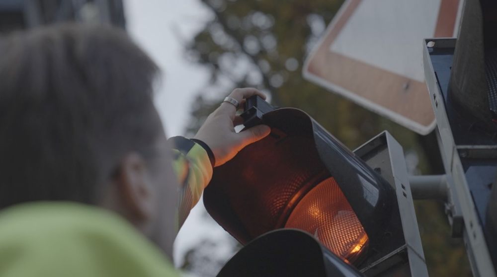 Montage einer Ampelwanze am Signalgeber